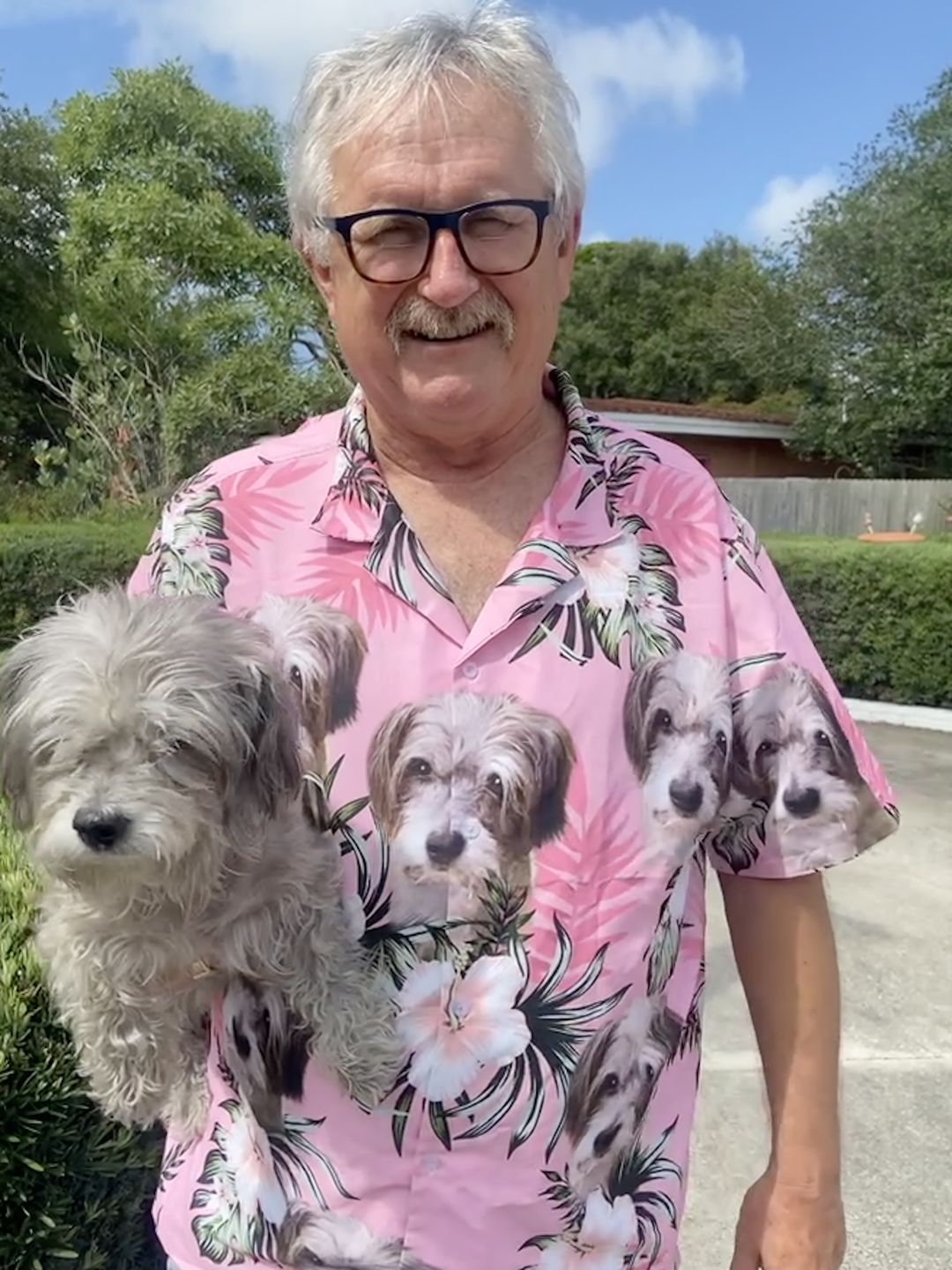 Chemise hawaïenne personnalisée pour les amateurs de chiens | Cadeau personnalisé pour les amoureux des chiots | Chemise Aloha de couleur rose à motif de fleurs
