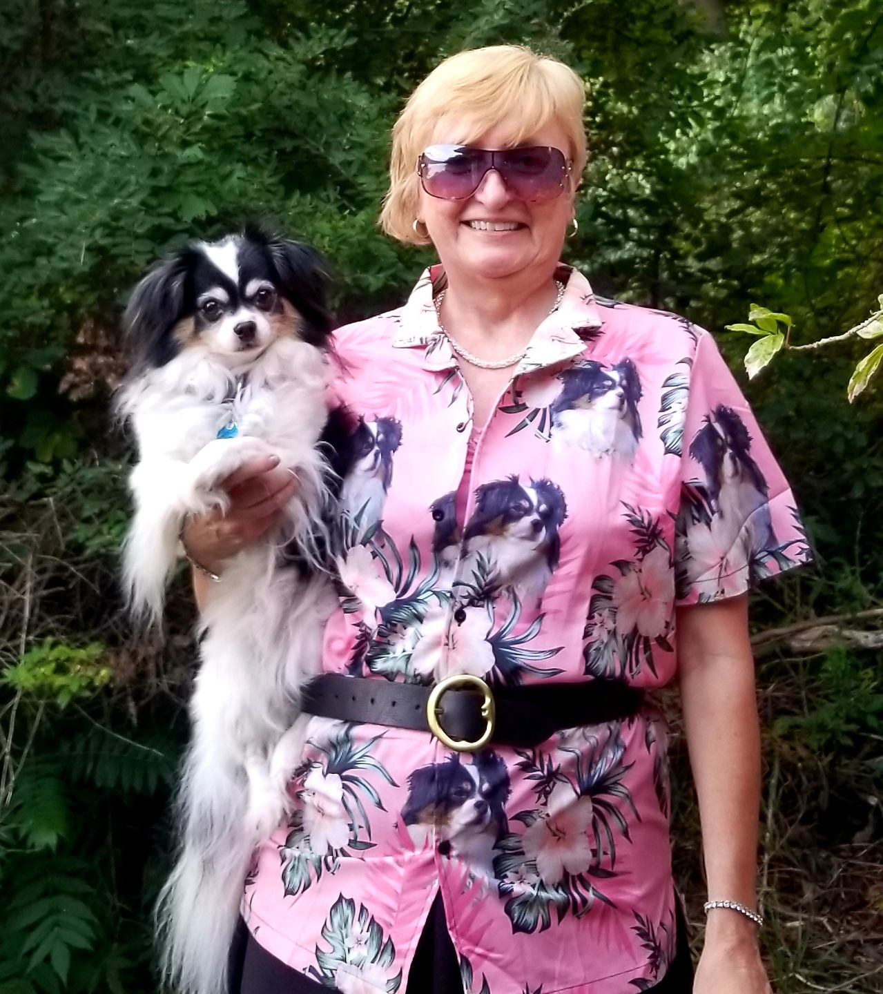 Chemise hawaïenne personnalisée pour les amateurs de chiens | Cadeau personnalisé pour les amoureux des chiots | Chemise Aloha de couleur rose à motif de fleurs