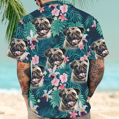 Chemise hawaïenne personnalisée avec visage d’animal de compagnie | Cadeau personnalisé pour les amoureux des animaux de compagnie | Chemise Aloha de feuilles de palmier tropicales sans couture et de fleurs de couleur rose et verte