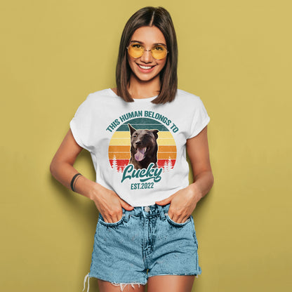 T-shirt personnalisé avec visage d’animal de compagnie | Cadeau personnalisé pour les amoureux des chiens et des chats | L’humain appartient au t-shirt unisexe