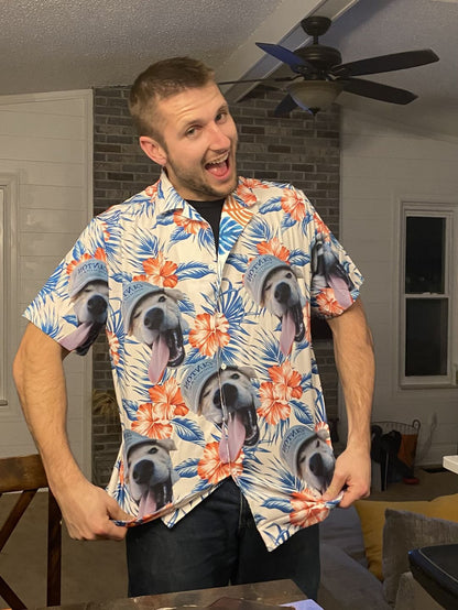 Chemise hawaïenne personnalisée pour les amateurs de chiens | Cadeau personnalisé pour les amoureux des chiots | Chemise Aloha de couleur blanche à motif de feuilles et de fleurs