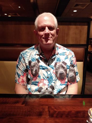 Chemise hawaïenne personnalisée pour les amateurs de chiens | Cadeau personnalisé pour les amoureux des chiots | Chemise Aloha de couleur blanche à motif de feuilles et de fleurs