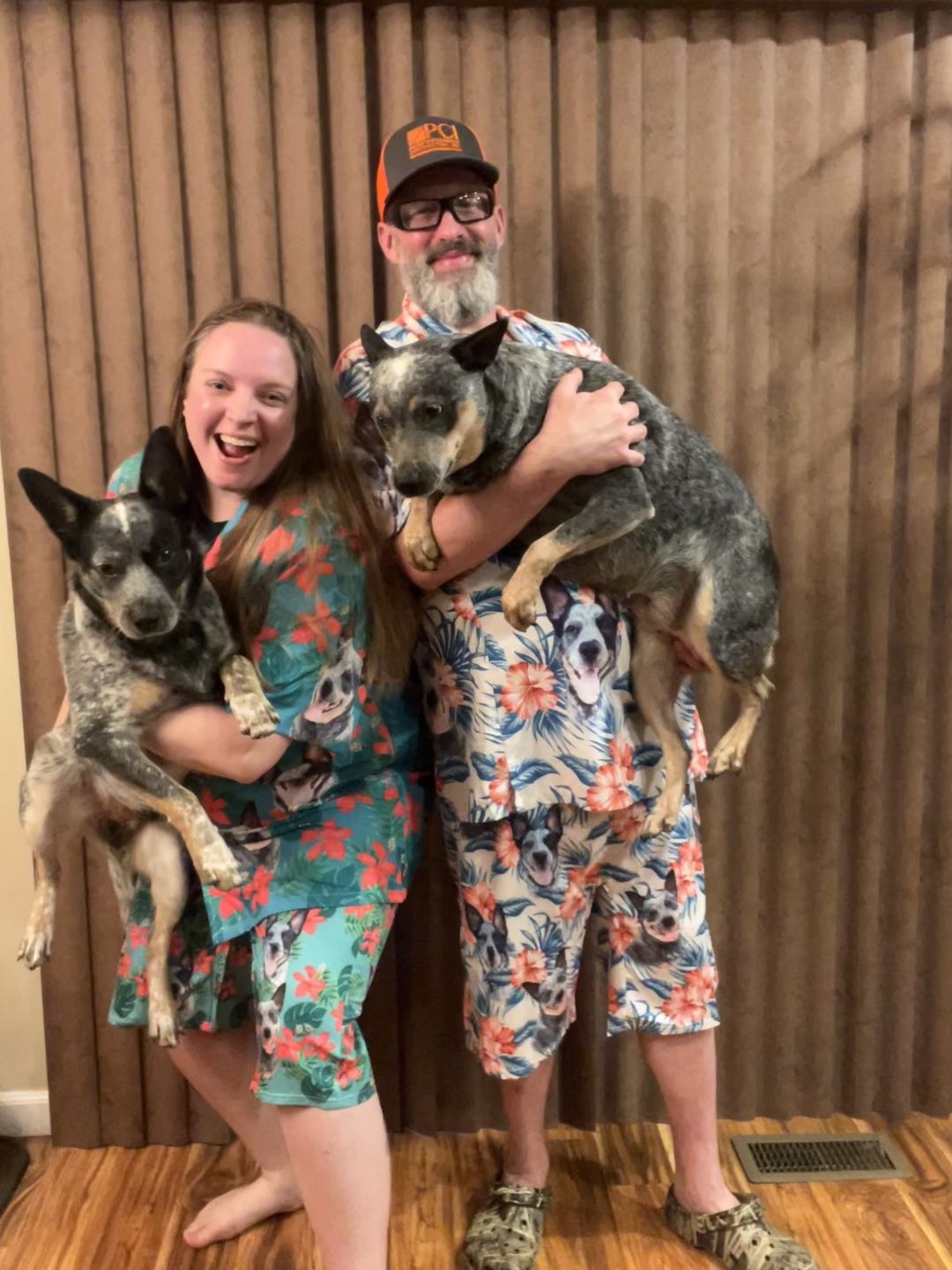 Chemise hawaïenne personnalisée pour les amateurs de chiens | Cadeau personnalisé pour les amoureux des chiots | Chemise Aloha couleur menthe à motif feuilles et fleurs
