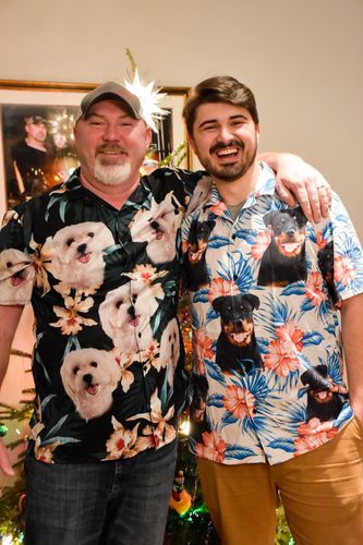 Chemise hawaïenne personnalisée pour les amateurs de chiens | Cadeau personnalisé pour les amoureux des chiots | Chemise Aloha à motif de feuilles et de fleurs, couleur vert foncé